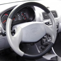 Оплетка на руль из натуральной кожи Hyundai Accent (LC) МТ0, МТ1, МТ2, AТ4 без подушки безопасности (для руля без штатной кожи, черно-серая)